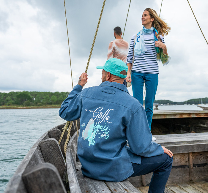Man wearing a Semaine du Golfe canvas fisherman smock in gray