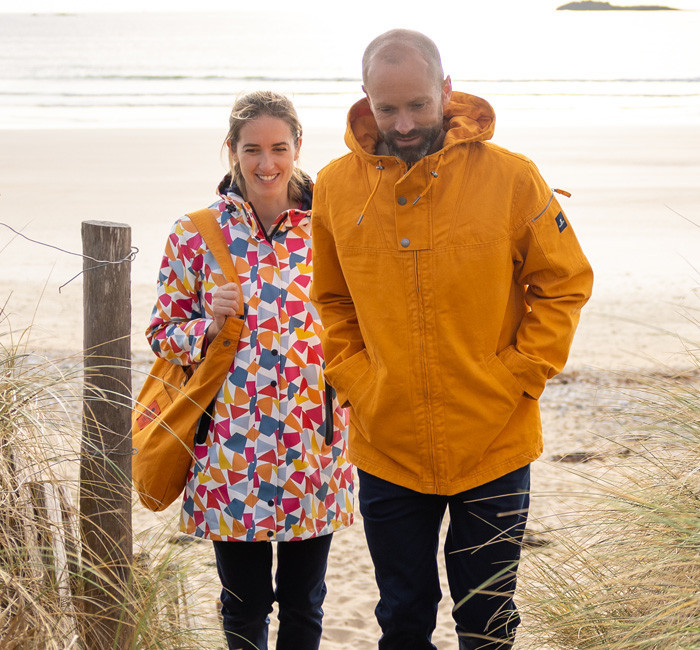 vareuse homme verte et veste femme à motifs orangés