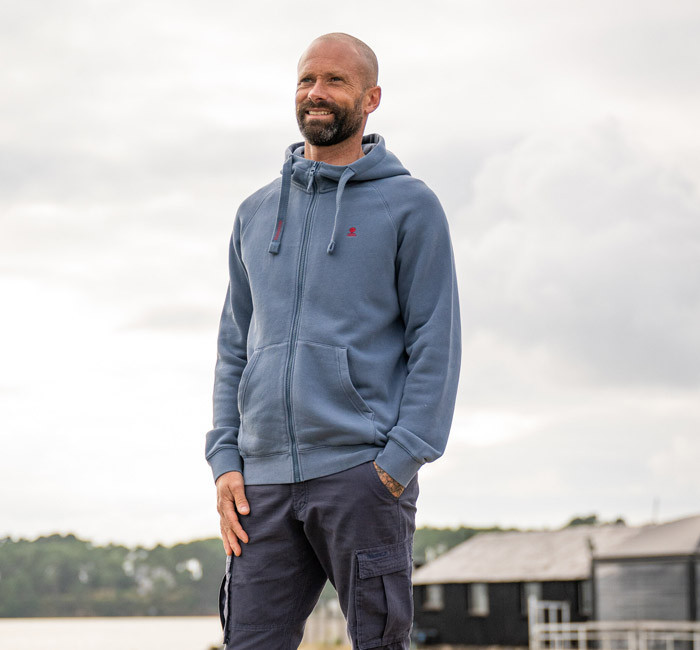 Homme portant un sweat gilet à capuche Mousqueton