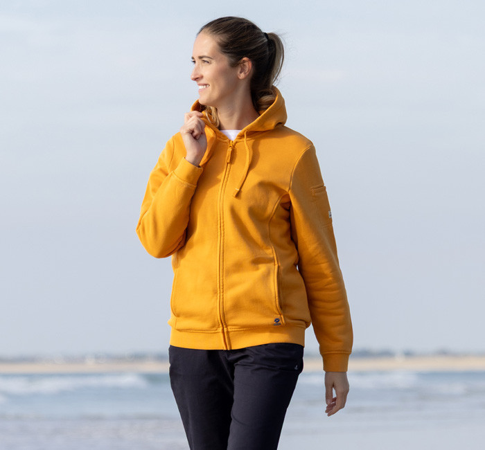 Femme portant un sweat à capuche