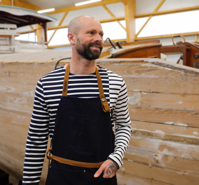 Man wearing a cotton canvas apron