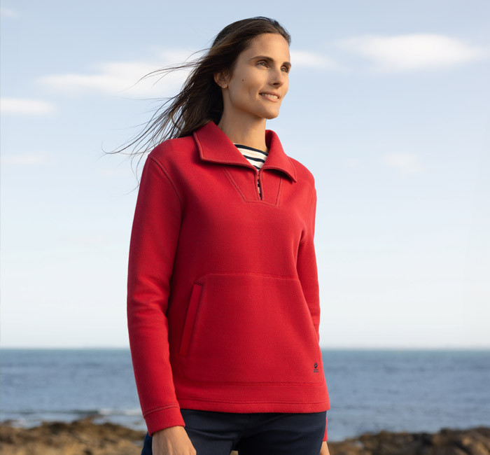 Femme portant un sweat rouge