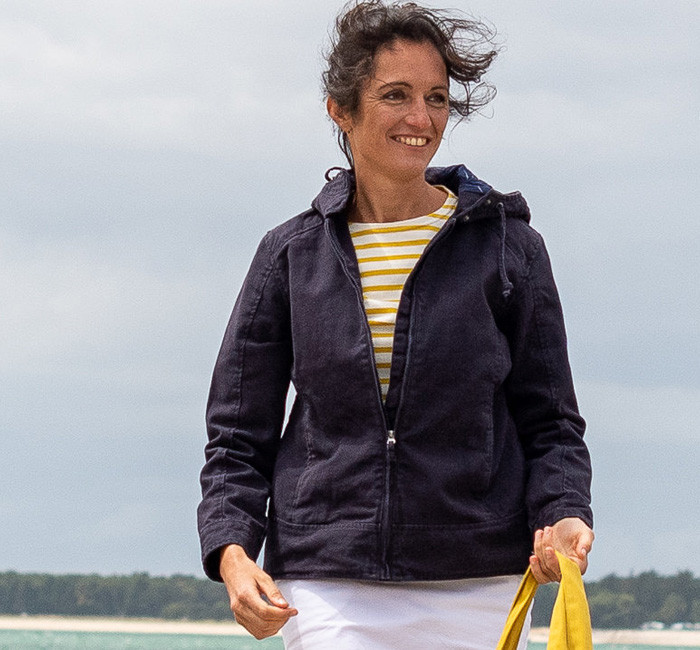 Woman wearing a navy blue waterproof jacket from Mousqueton