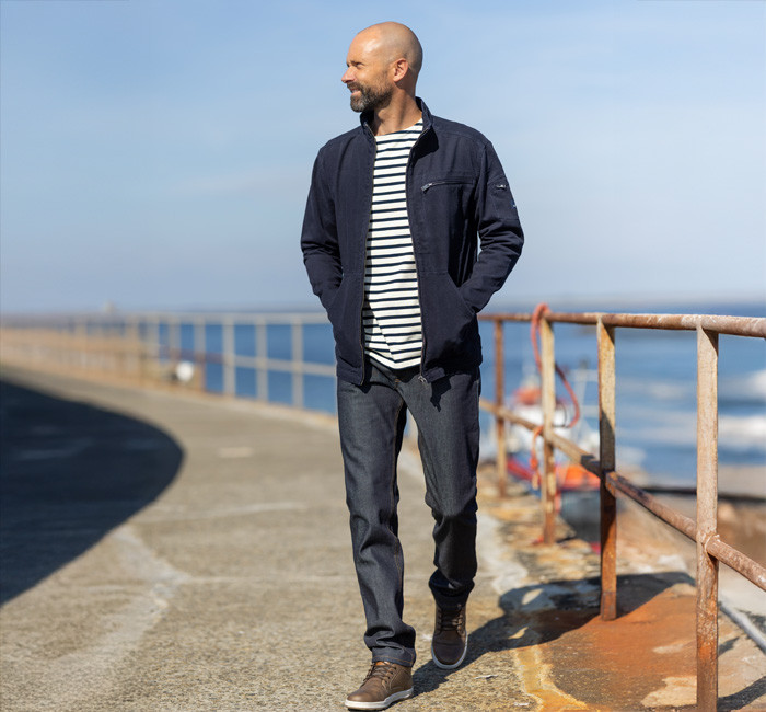 Homme portant un jean brut made in France Mousqueton