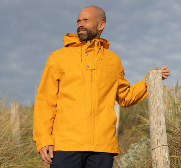 Homme portant une veste en toile bleu marine