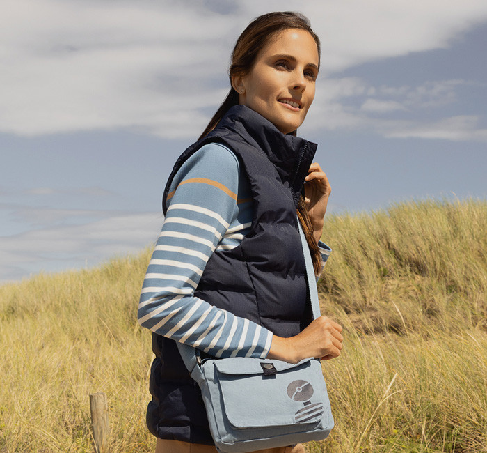 Femme portant une doudoune sans manche
