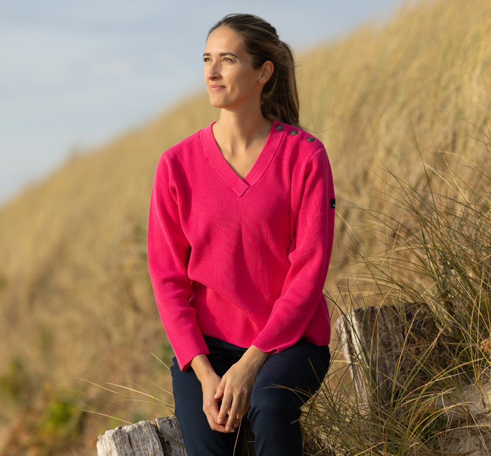 Femme portant un pull marin