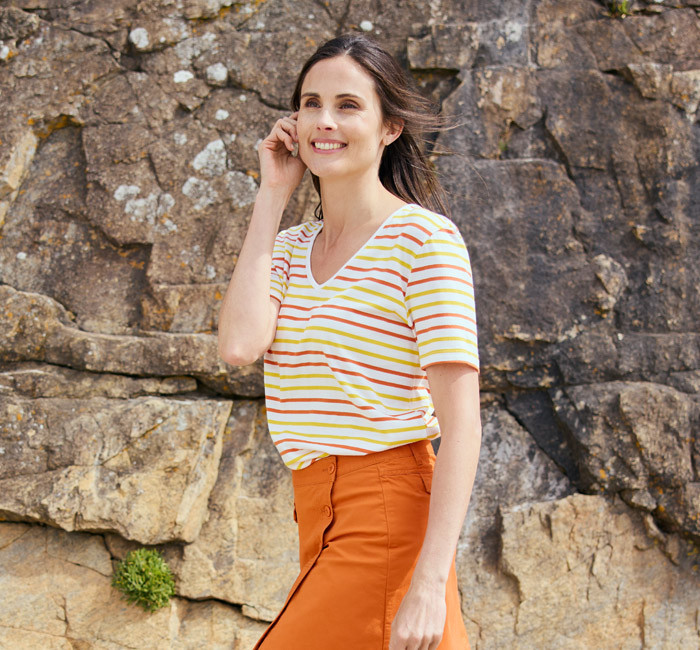 Femme portant un t-shirt rayé col V