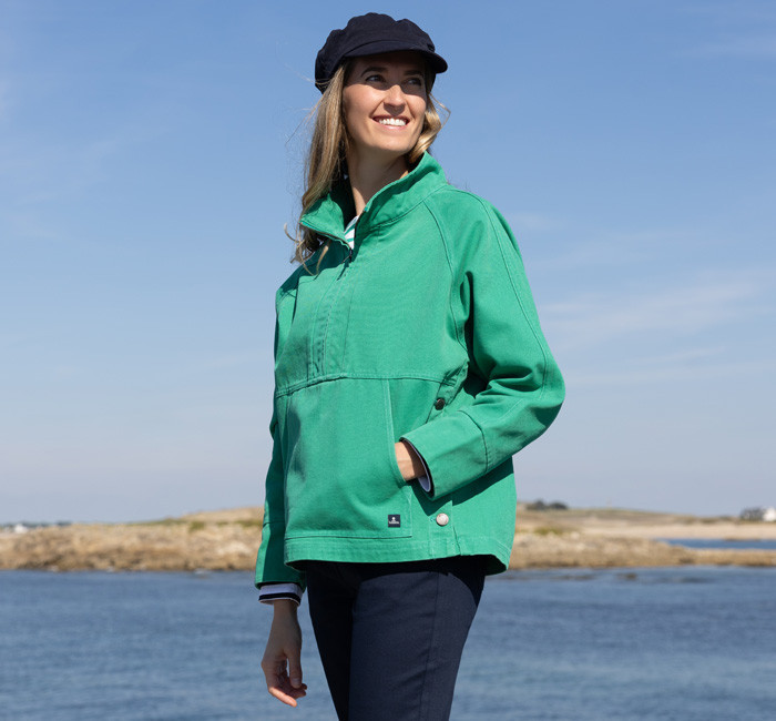 Femme portant une marinière