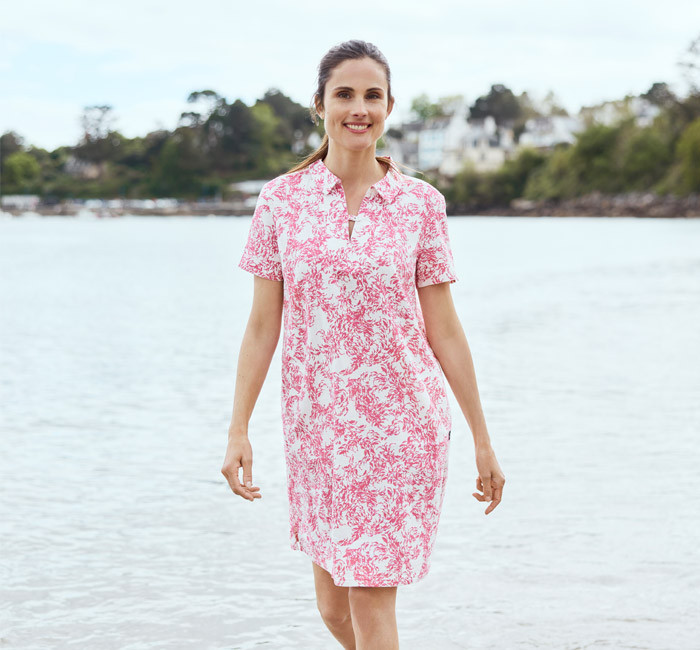 Femme portant une robe légère imprimée