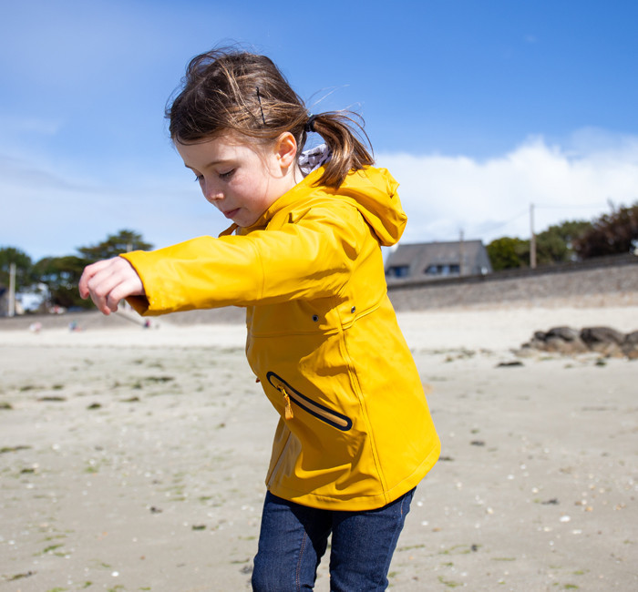 Enfant portant un ciré jaune imperméable