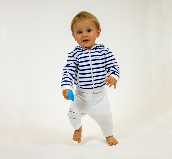 Bébé portant un pantalon blanc et un gilet rayé