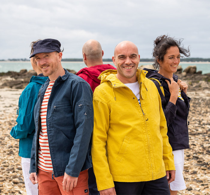 Groupe de personnes portant des vestes en toile et vareuses Mousqueton