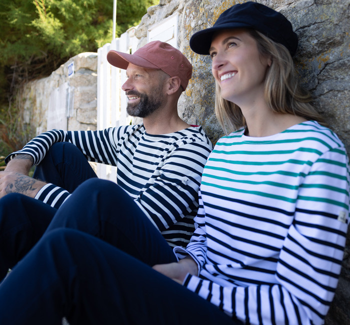 Homme et femme portant des marinières devant le coucher du soleil
