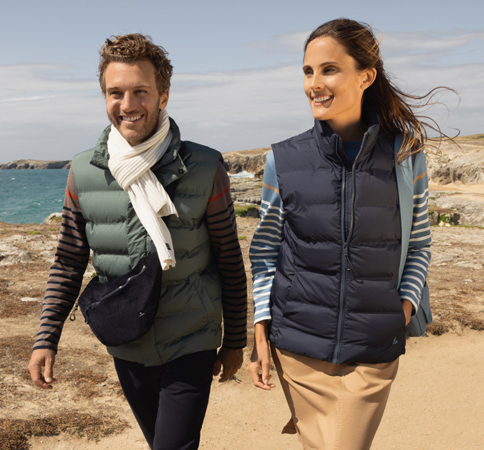 Homme et femme portant des doudounes sans manches