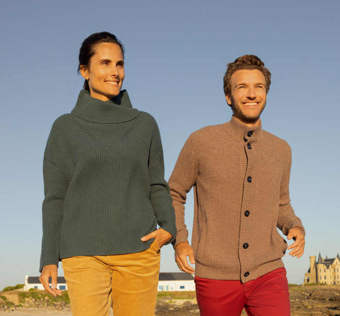 Femme portant un pull en laine et homme portant un long gilet en laine