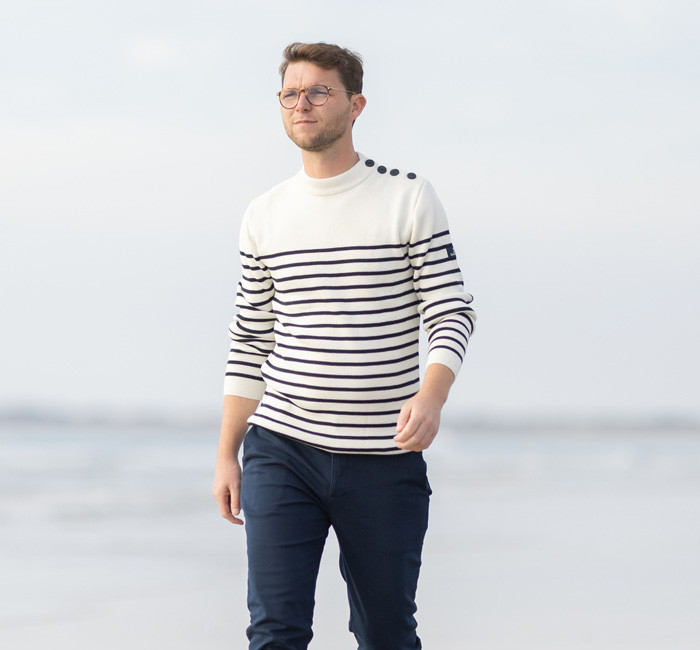 Femme portant un pull en laine et homme portant un long gilet en laine