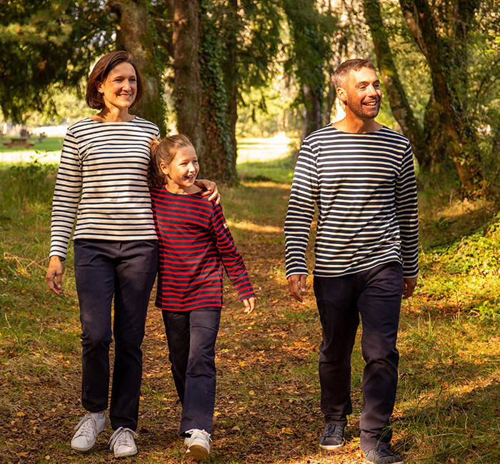 Famille portant des marinières