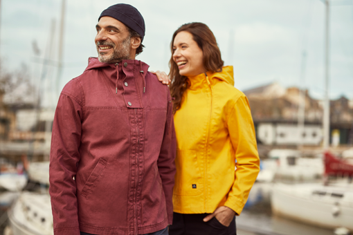 vestes en toile rouge et jaune