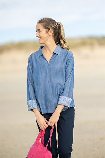 photo d'une femme sur la plage avec une chemise mousqueton en tencel