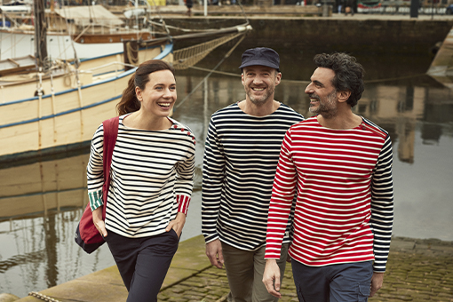 trio portant des marinières de couleurs bleu, blanc et rouge