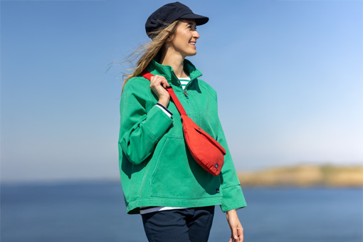 Femme avec un sac banane Mousqueton