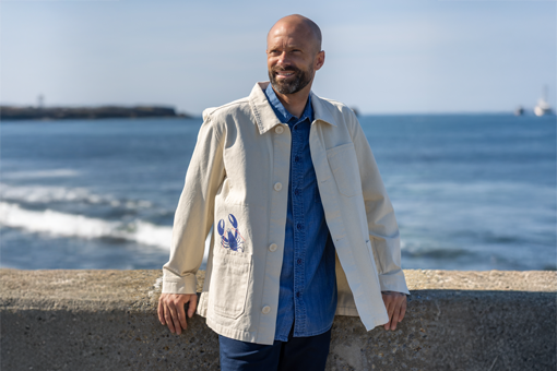 Homme portant une veste en toile écru Mousqueton