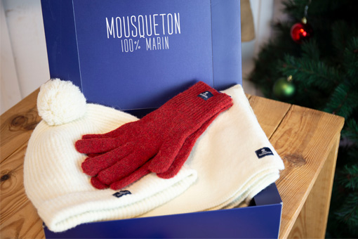 Trio bonnet/écharpe/gants/ dans une boîte cadeau Mousqueton