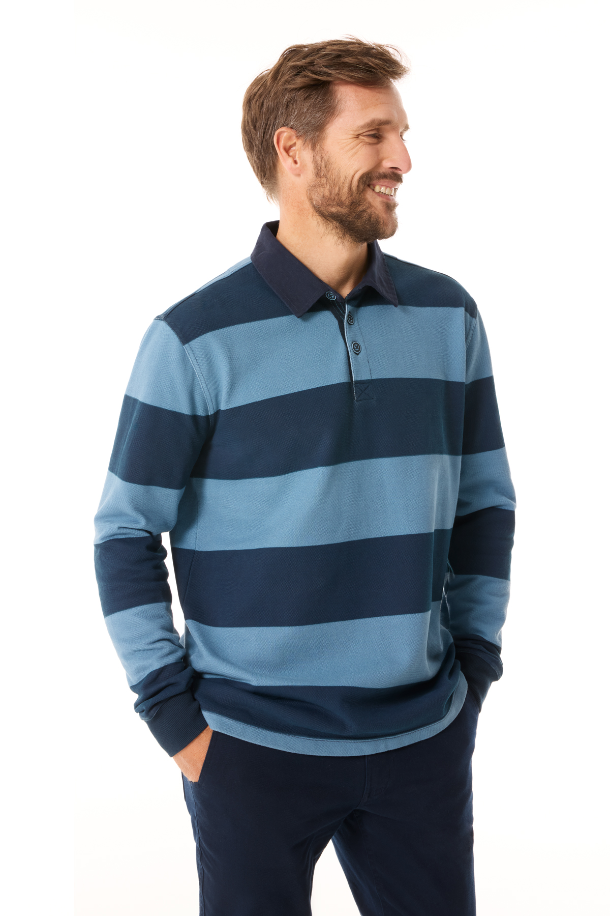 Homme portant un polo rugby GENOIS de Mousqueton