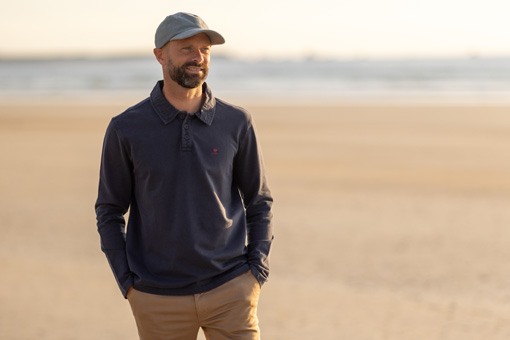 Un homme porte un polo homme manches longues