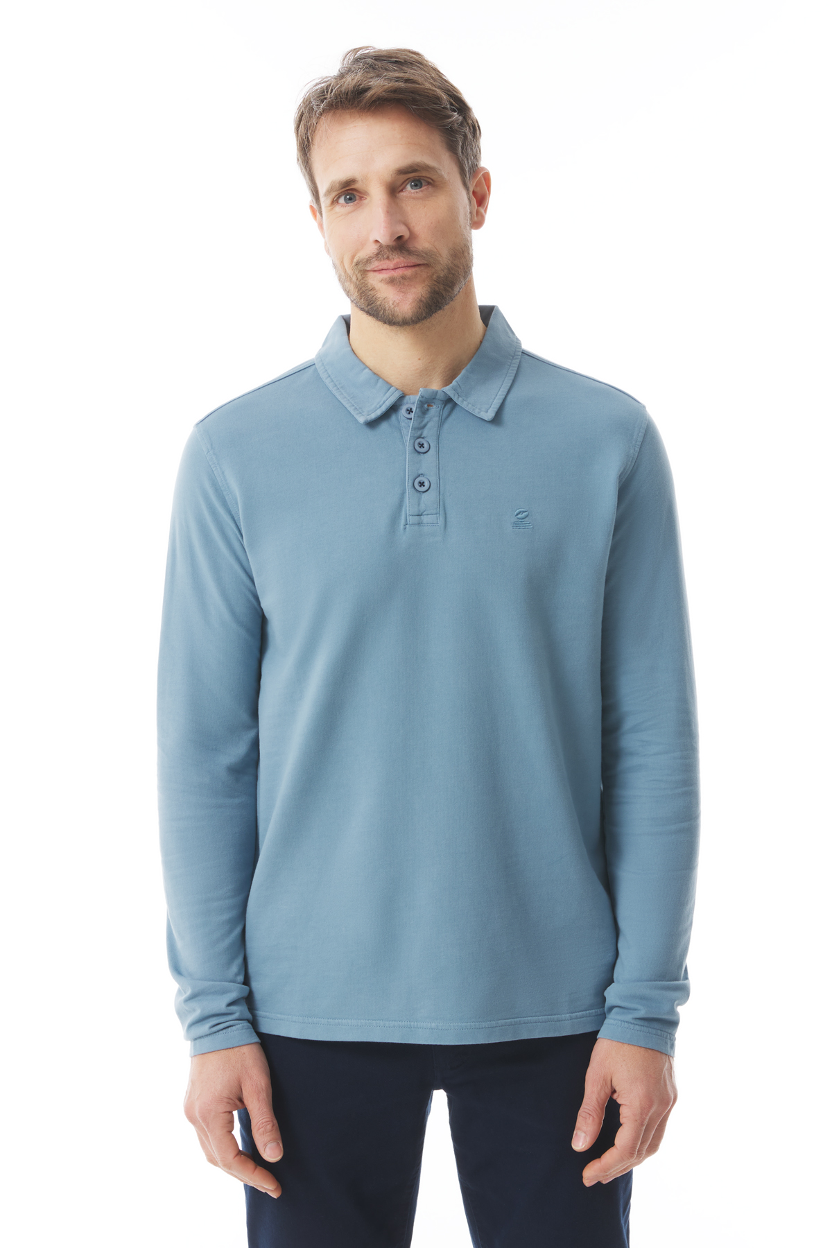 Homme portant un polo manches longues Mousqueton