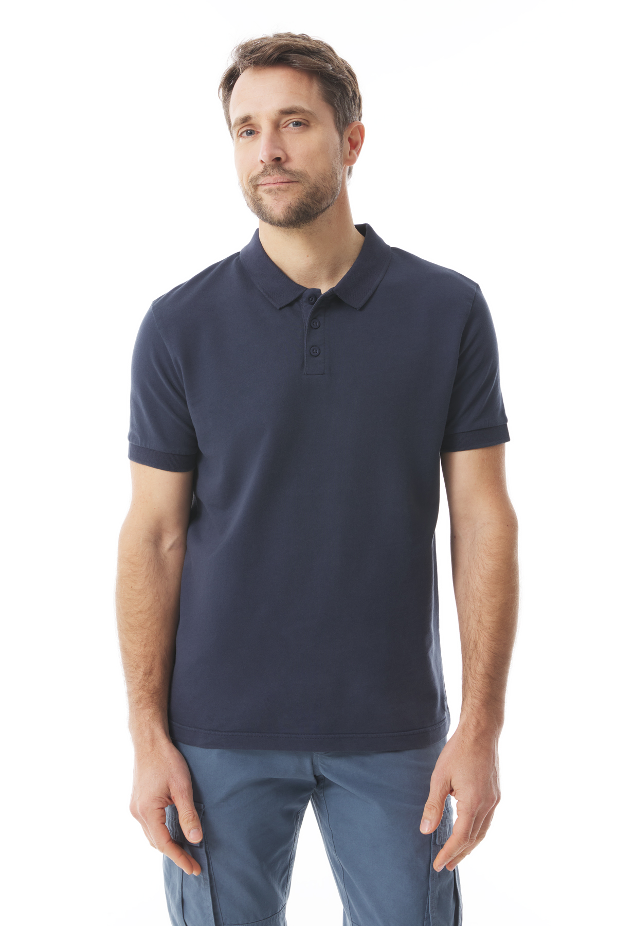 Homme portant un polo manches courtes Mousqueton