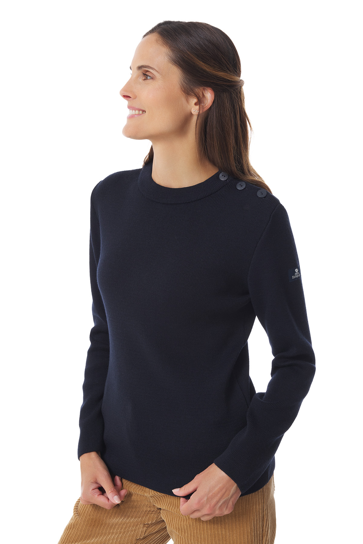 Femme portant un pull marin Crozon Mousqueton