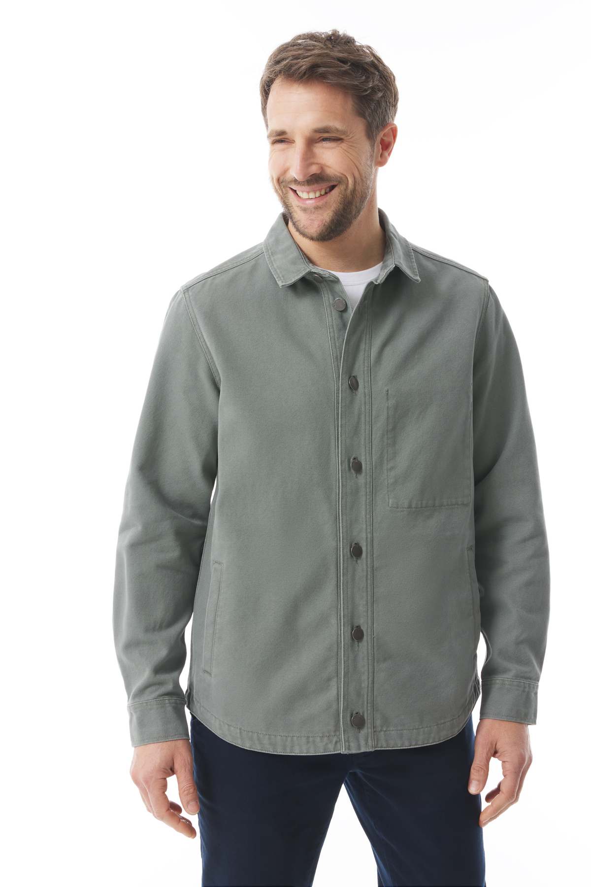 Homme portant une veste de travail en toile vert kaki