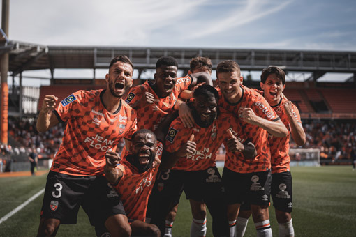 Joueurs sur la pelouse du Moustoir