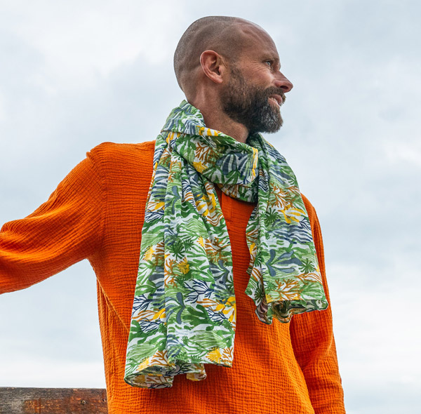 Un foulard aux motifs iodés