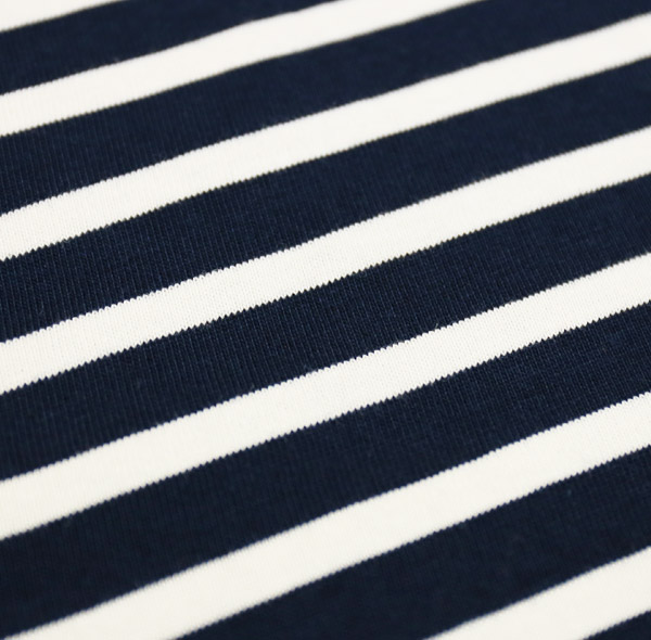 Un tricot rayé et confortable 